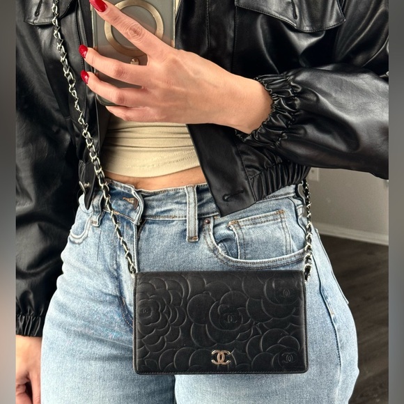 Authentic CHANEL Camellia Bi-Fold wallet on chain crossbody bag - Black - Picture 1 of 12